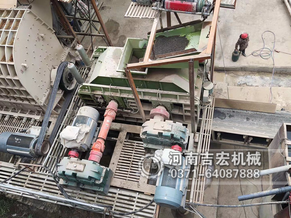 制砂設(shè)備用啥好-用吉宏液壓對(duì)輥破碎機(jī)??！