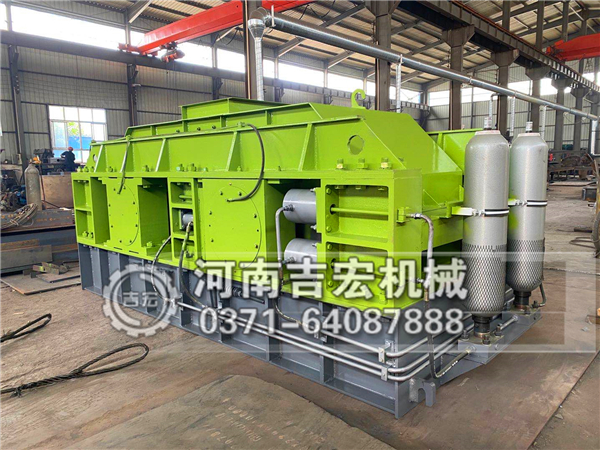 河卵石制沙選用猛鉻合金輥皮的對(duì)輥制沙機(jī)，兩年不用換！