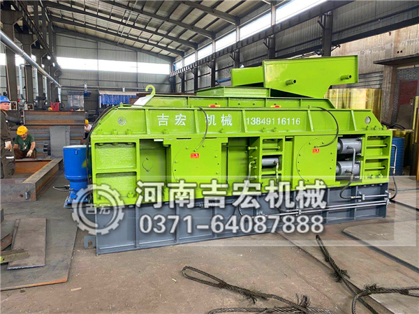 鵝卵石治沙機器又叫對輥破碎機；采用錳鉻合金材質更耐用！