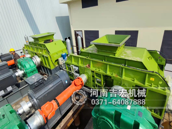 浙江兩臺(tái)對輥制砂機(jī)安裝調(diào)試現(xiàn)場